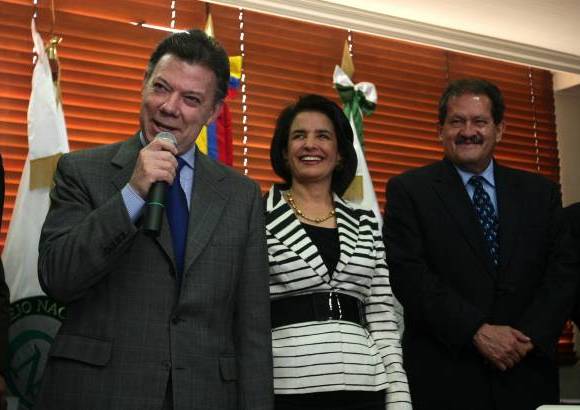 Colprensa-Christian Castillo M. - El presidente electo Juan Manuel Santos se declar&#243; emocionado.