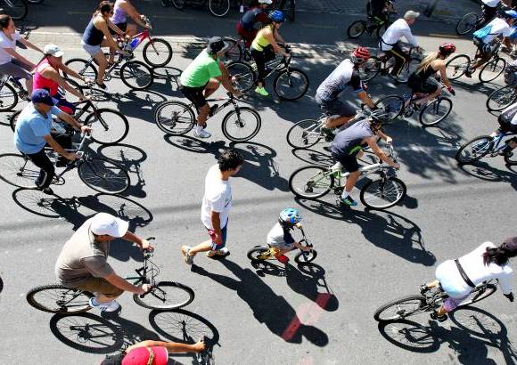 Juan Antonio Sánchez - Este domingo se realizó el Ciclopaseo por las calles de Medellín con motivo del Día de la Bicicleta. Pequeños y grandes disfrutaron del recorrido que reunió a la familia y los amigos. Todos compartieron el lema del evento: En bici somos más felices.