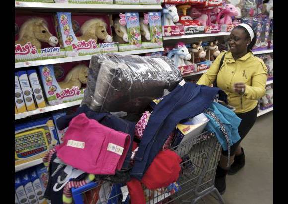 Reuters - La Federaci&#243;n Nacional de Minoristas dijo que 147 millones de personas har&#237;an compras entre viernes y domingo, debajo de los 152 millones que compraron en el fin de semana del viernes negro el a&#241;o pasado.