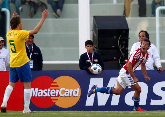 Reuters - Danni Alves cometi&#243; un error garrafal al perder una pelota en el &#225;rea. Estigarribia se la pas&#243; a Santa Cruz, quien habilit&#243; a su vez a Haedo Valdez, que acababa de ingresar. El tiro del delantero fue rechazado por Lucio, pero el bal&#243;n le dio en el pecho y termin&#243; adentro.