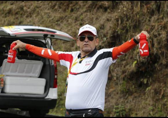 Juan Antonio S&#225;nchez, Enviado especial - Mart&#237;n Emilio Cochise Rodr&#237;guez en carretera brindando hidrataci&#243;n a su equipo Claro-Coldeportes.
