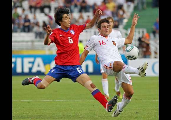Reuters - Los 30 minutos de adici&#243;n fueron para Espa&#241;a. Sin ser arrollador, cre&#243; las opciones para ganar despu&#233;s de que Lee Yong tir&#243; la pelota por encima del horizontal en la m&#225;s clara para los orientales. El gol estuvo en los botines Luna, Tello e Isco. Este &#250;ltimo la estrell&#243; en el palo con un tiro libre.