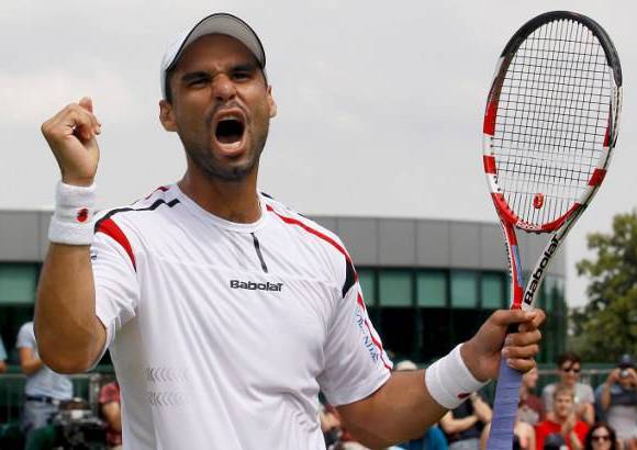 Reuters - El tenista colombiano Alejandro Falla volvi&#243; a mostrar su esp&#237;ritu de lucha al lograr su segundo triunfo en cinco sets para avanzar a la tercera ronda de Wimbledon.