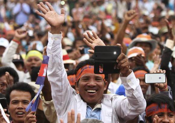 Reuters - Imagen de una protesta en Camboya, quienes apoyan al partido opositor usan sus celulares para registrar la masiva manifestación.