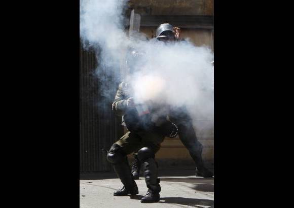 AP - Seg&#250;n medios locales, hay universitarios heridos y desmayados por las cargas de gas.