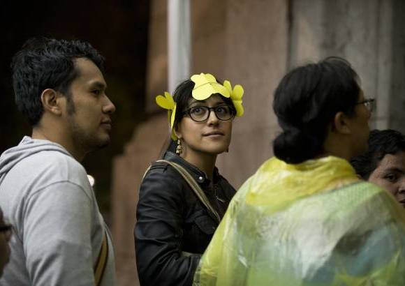AP - Con mariposas amarillas en su cabeza, esta mujer rinde homenaje a Gabriel Garc&#237;a M&#225;rquez en M&#233;xico.