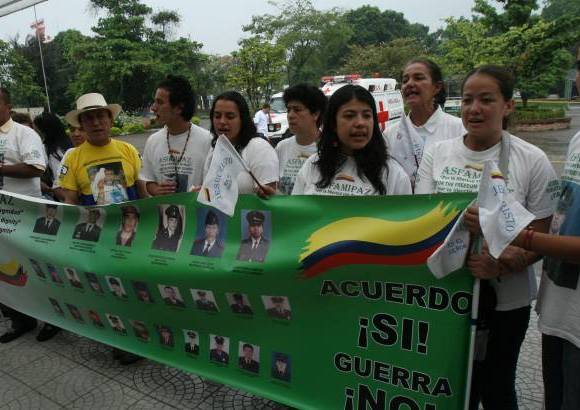Colprensa - Desde muy temprano, los familiares y amigos de Calvo se ubicaron a un lado de la pista Vanguardia para saludar desde tierra al soldado, que se enrol&#243; en el Ej&#233;rcito a los 17 a&#241;os.