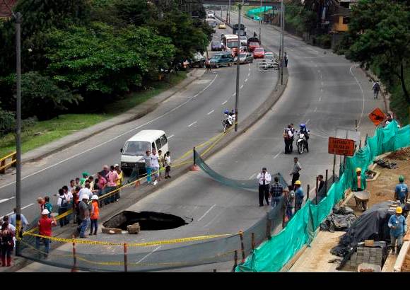 Hern&#225;n Vanegas - El incidente se registr&#243; en la carrera 64C con calle 103E, debido al socavamiento del boxcolvert (que encauza las aguas de la quebrada La Tinaja) por la pendiente que trae el agua del afluente.