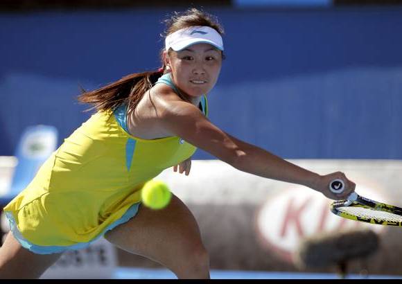 AP - La china Peng Shuai y su mayor esfuerzo para devolver la bola ante la francesa Aravane Reza.