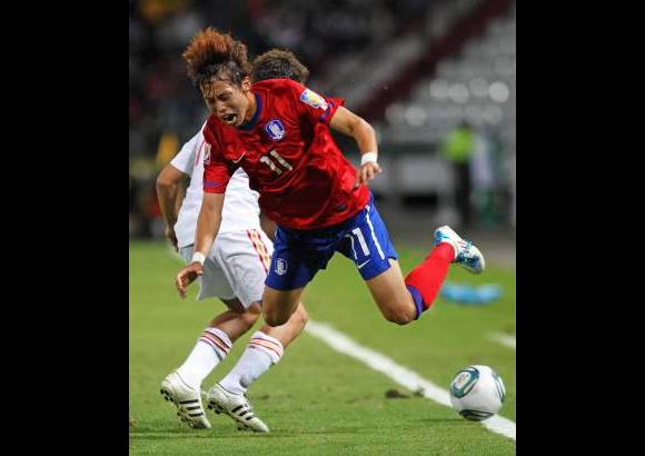 Reuters - El resto, la definici&#243;n, fue de guapeza y nervios en la cancha, y una fiesta en las gradas. Hasta que todo termin&#243; con la carrera emocionada de los espa&#241;oles hacia su portero y el desplome de los coreanos.