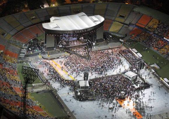Robinson S&#225;enz - Sobrevuele junto con EL COLOMBIANO el concierto de Madonna. Las grader&#237;as se comienzan a llenar cada vez m&#225;s y a nadie le importa la lluvia, ni la espera, todos quieren ver a su artista.