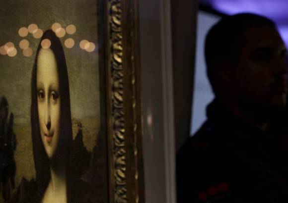 REUTERS - Joe Lumis, forense especializado en im&#225;genes que trabaja regularmente con el FBI, afirm&#243; que las dos personas retratadas son la misma pero con diez a&#241;os de diferencia.
