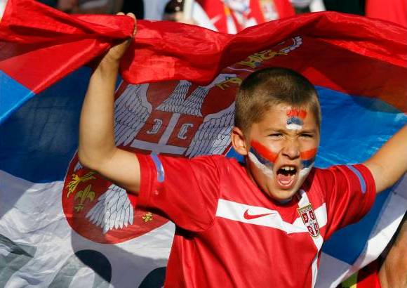 AP - El empuje de sus hinchas no fue suficiente y Serbia debut&#243; con derrota.
