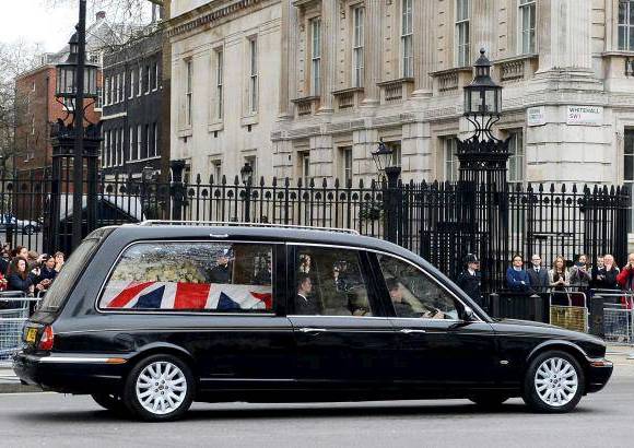 Reuters - El coche fúnebre lleva el ataúd de la exprimera ministra británica Margaret Thatcher hacia la catedral de St Paul en Londres.