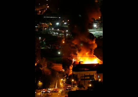 Juan Fernando Cano - Bomberos del Valle de Aburr&#225; acudieron a la zona para controlar las llamas.