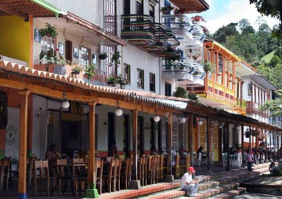 - En Jericó, tierra natal de la Santa Laura Montoya, cada edificio y cada casa se destacan por sus exóticos y coloridos balcones.