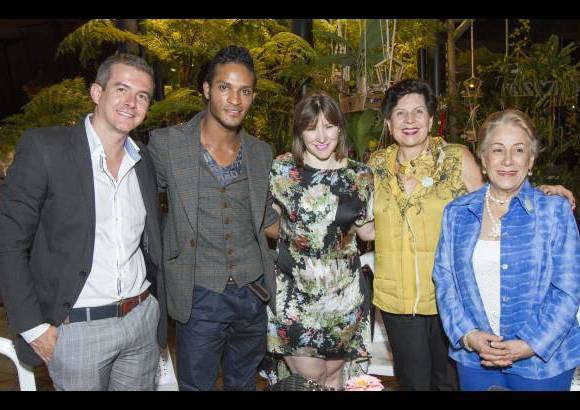 Edwin Bustamante - M&#250;ltiples especies de plantas fueron el deleite de los asistentes al coctel de apertura de Orqu&#237;deas, p&#225;jaros y flores el pasado martes en el Jard&#237;n Bot&#225;nico. En la imagen Juan Carlos Lora, Fernando Monta&#241;o, Johana Zuleta, Rosie Greidinger y Astrid V&#225;squez.