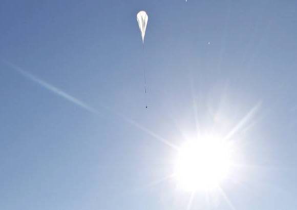 AP - La ca&#237;da libre de Baumgartner se calcula que durar&#225; unos cinco minutos y medio, mientras que en total requerir&#225; alrededor de unos 15 minutos en tocar suelo si se contabiliza su descenso en paraca&#237;das.