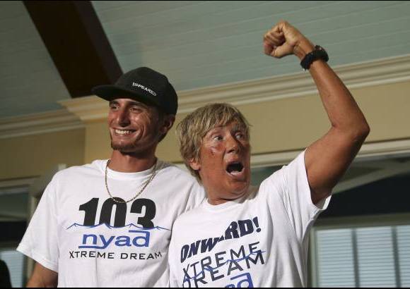 AP - La nadadora Diana Nyad celebra su record de nado de Cuba a Florida. Su haza&#241;a dur&#243; 53 horas, con pausas para alimentarse.