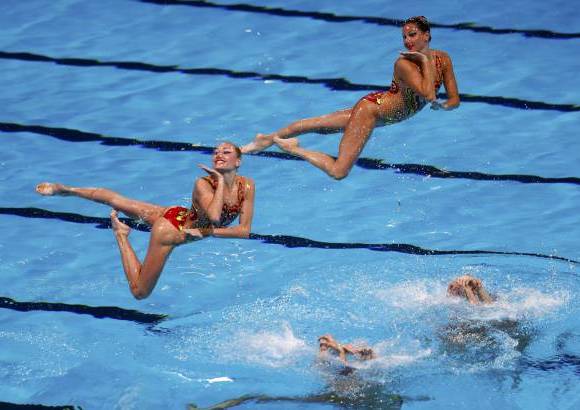 Reuters - El equipo de Ucrania realiza su presentación en nado sincronizado, en el Campeonato Mundial de Natación en el estadio de Sant Jordi en Barcelona.