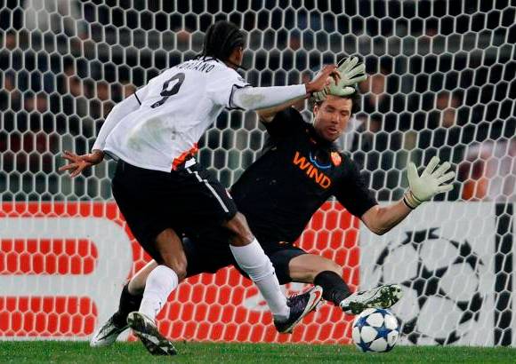 Reuters - En Roma, los brasile&#241;os Jadson (29 minutos), Douglas Costa (36) y Luiz Adriano (41) marcaron para el Shakhtar, un equipo que desde diciembre no hab&#237;a visto actividad competitiva debido a que la liga ucraniana est&#225; en receso de invierno.