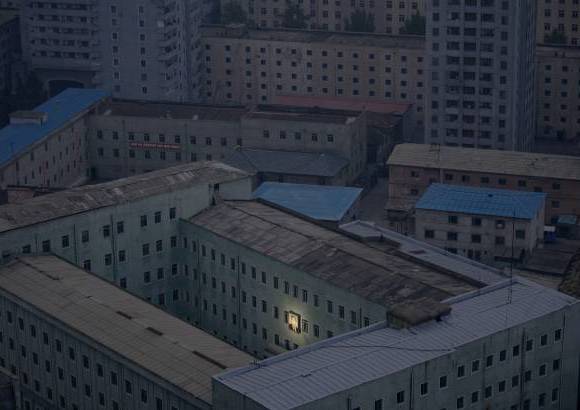 Reuters - El bosnio Damir Sagolj, corresponsal de Reuters en Tailandia, gan&#243; en la categor&#237;a de Vida Cotidiana con esta foto de Kim Il-sung, en un edificio de Pyongyang, capital de Corea del Norte.