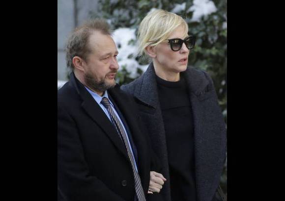 AP - La actriz Cate Blanchett ha visitado frecuentemente a la familia desde que se supo la noticia. Lleg&#243; al funeral con su esposo Andrew Upton.