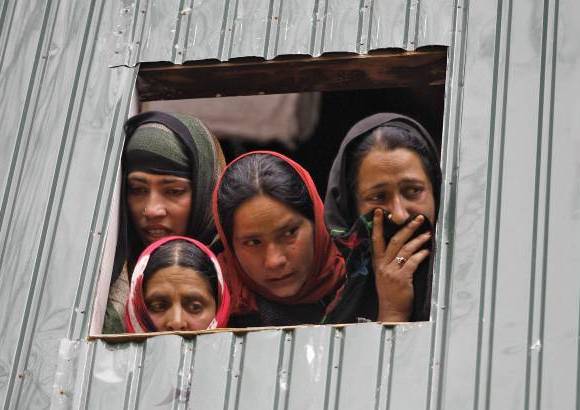 Reuters - Familiares de funcionario electoral Mohammad Zia-ul-Haq ven su funeral en Herpora, al sur de Srinagar, India.