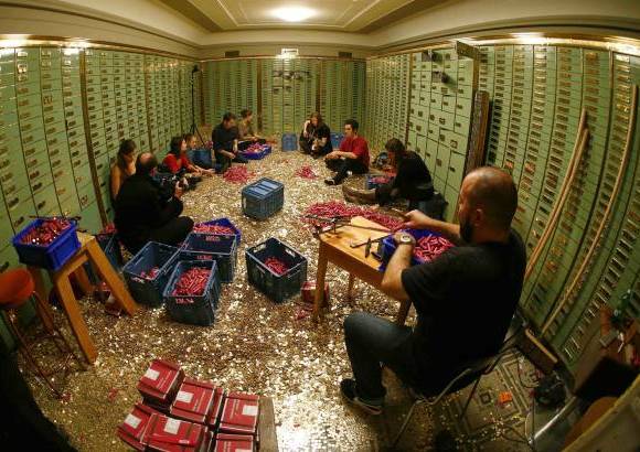 Reuters - Los miembros del comit&#233; de la iniciativa CHF 2.500 mensuales para todo el mundo abren los rollos de cinco c&#233;ntimos en Suiza. La iniciativa tiene como objetivo tener un ingreso familiar mensual de disposici&#243;n m&#237;nima de de CHF 2.500 (Unos 2.700 d&#243;lares) propuesta por el gobierno a todos los ciudadanos que viven en Suiza.