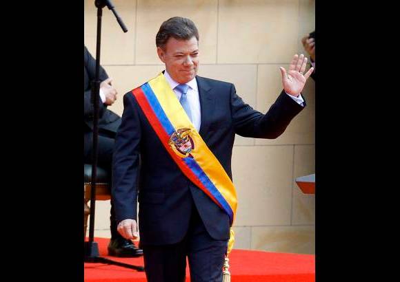 Reuters - Feliz, Juan Manuel Santos, tras recibir la banda presidencial.