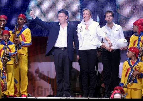 Reuters - Más de tres mil personas aclamaron al presidente electo Juan Manuel Santos en un colorido acto en el Campín de Bogotá.