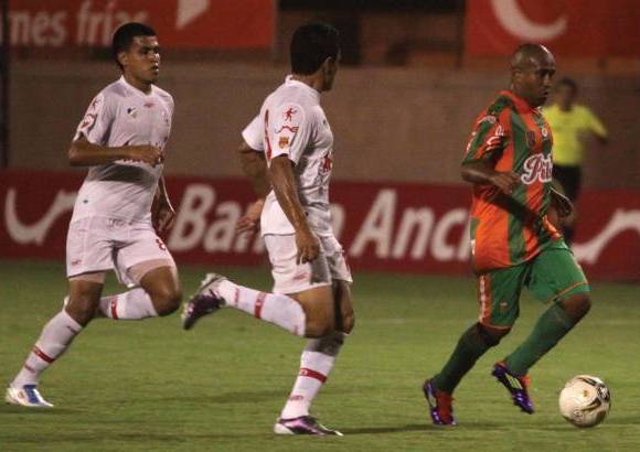 Edwin Bustamante - Néider Morantes siempre que está en la cancha es el generador de fútbol naranja. La experiencia del 10 lidera a los del sur del Valle de Aburrá.
