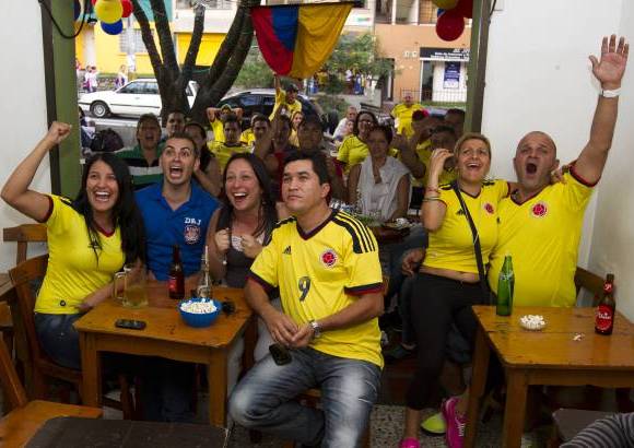 Esteban Vanegas - Los paisas celebraron la remontada hist&#243;rica de la Selecci&#243;n Colombia para llegar al Mundial.