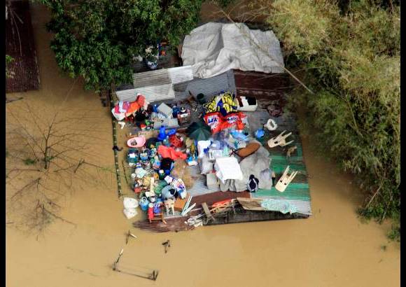 AP - Tras golpear a las Filipinas y a China esta semana, el tifón Nesat perdió fuerza y se volvió una tormenta tropical justo antes de dirigirse hacia el norte de Vietnam el viernes por la tarde, llevando consigo vientos sostenidos de hasta 118 kilómetros por hora, de acuerdo con el centro meteorológico nacional.