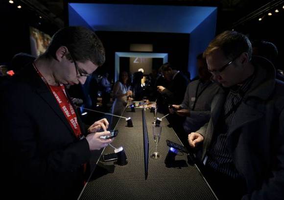 AP - Thorsten Heins desde el escenario de su conferencia en Nueva York invit&#243; a todos los periodistas que acudieron a la conferencia a reclamar un BlackBerry 10 como obsequio en el corredor del evento.