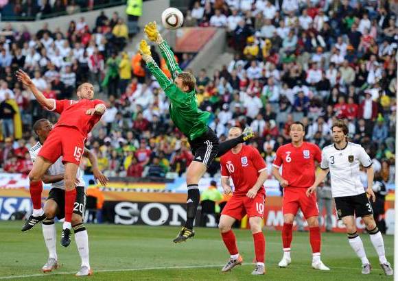 Reuters - Inglaterra no se rindi&#243; y Matthew Upson anot&#243; de cabeza a los 37 minutos al conectar un centro de Steven Gerrard, luego de un error en la salida de Neuer.