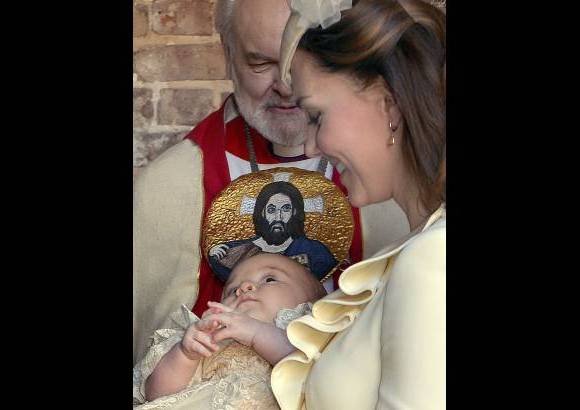 AP - El pr&#237;ncipe Jorge (George), hijo de los duques de Cambridge, fue bautizado este mi&#233;rcoles en el palacio de St.James&#39;s, en Londres.