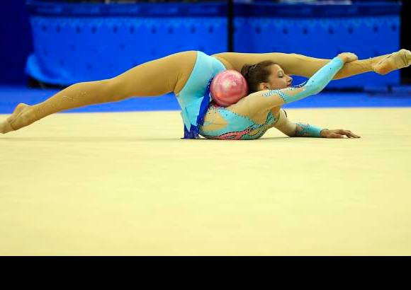 Reuters - Agilidad y flexibilidad son claves en las gimnasia r&#237;tmica.