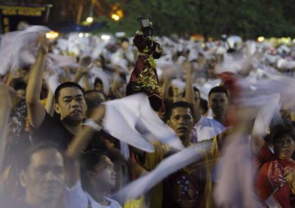 AP - Varios millones de devotos filipinos arroparon al Nazareno Negro de Quiapo a su paso este lunes por las calles de Manila a pesar de la advertencia gubernamental sobre el riesgo de una eventual acci&#243;n terrorista durante la multitudinaria procesi&#243;n.