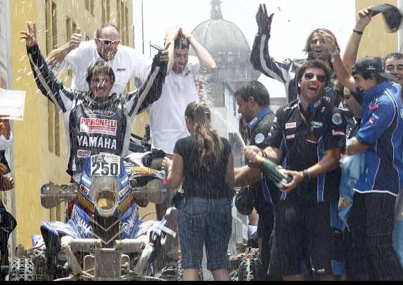 Reuters - En cuatrimotos no hubo sorpresas de última hora y el argentino Alejandro Patronelli (Yamaha) reeditó la victoria de 2011 con más de una hora de ventaja sobre su hermano Marcos.