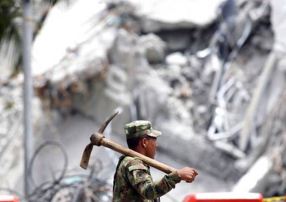 Manuel Saldarriaga - Bomberos, Cruz Roja, Defensa Civil, Polic&#237;a, el Ej&#233;rcito Nacional y otros organismos de rescate se han vinculado a las labores de socorro en el edificio Space. Todos trabajan sin descanso.