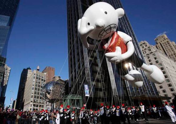 Reuters - Un mono con una mochila propulsora en la espalda es uno de los globos nuevos de este a&#241;o.