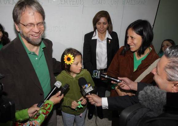 Ra&#250;l Palacios-Colprensa - El candidato presidencial por el Partido Verde, Antanas Mockus, vot&#243; pasadas las 8:00 de la ma&#241;ana en la Hemeroteca Nacional en Bogot&#225;.