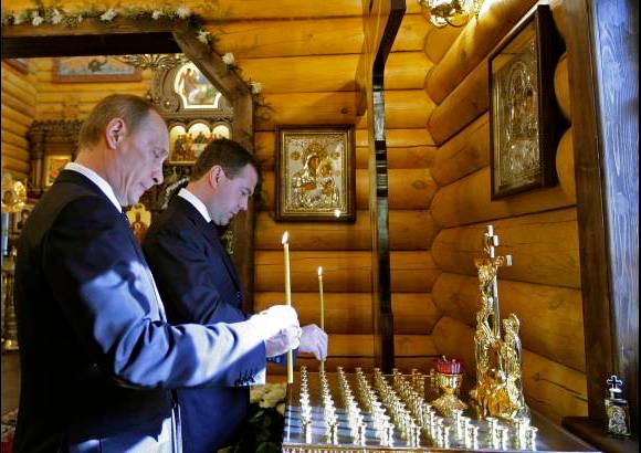 Reuters - El presidente ruso Dmitri Medv&#233;dev y el primer ministro ruso, Vladimir Putin, acudieron a la iglesia ortodoxa de la residencia presidencial a las afueras de Mosc&#250;, donde rezaron ante las c&#225;maras de televisi&#243;n y pusieron velas en memoria de Kaczynski y las dem&#225;s v&#237;ctimas.