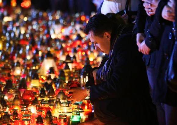 Reuters - La tragedia uni&#243;, una vez m&#225;s, a los ciudadanos polacos, que dejaron de un lado la rivalidad pol&#237;tica entre conservadores y liberales para llorar juntos por la muerte de Kaczinski.