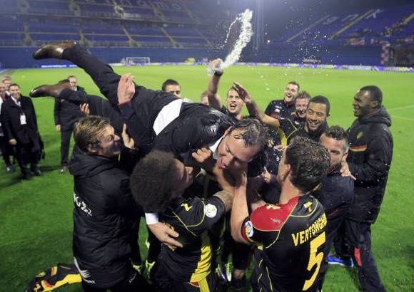RE - El t&#233;cnico de B&#233;lgica Marc Wilmots celebra con los jugadores la clasificaci&#243;n al Mundial de f&#250;tbol Brasil 2014.