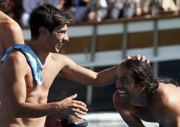 Reuters - El clavadista colombiano Orlando Duque es felicitado por Jonathan Paredes de M&#233;xico, luego de conseguir la medalla de oro en el Campeonato Mundial de Nataci&#243;n, Paredes fue medalla de bronce.