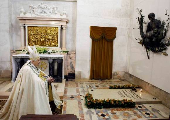 Reuters - Ante medio mill&#243;n de personas, seg&#250;n fuentes de la polic&#237;a, que abarrotaron la explanada del santuario de F&#225;tima, Benedicto XVI ofici&#243; la misa solemne en el d&#237;a en que la Iglesia conmemora la primera de las seis apariciones de la Virgen en 1917 a los tres ni&#241;os pastores videntes Luc&#237;a, Jacinta y Francisco.