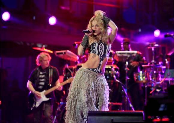 Reuters - La barranquillera Shakira, con los brazos descubiertos y una falda de estilo africano, interpret&#243; uno de los himnos del Mundial, Waka Waka (Esto es Africa).
