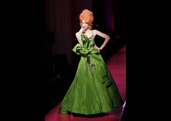 Reuters - Repleto de color, de bordados de lujo, materiales exclusivos y osad&#237;as que solo la alta costura puede permitirse, la colecci&#243;n de Gaultier revisti&#243; con el estilo de Winehouse.